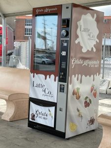 Distributore di gelato presso porto di Livorno